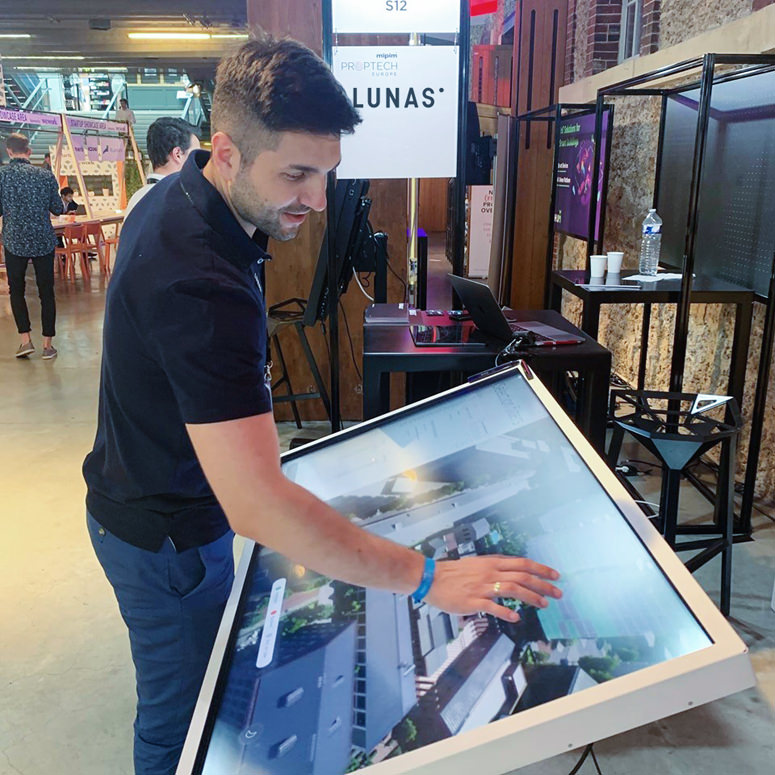 Lunas booth with running 3D architectural presentation on interactive touchscreen